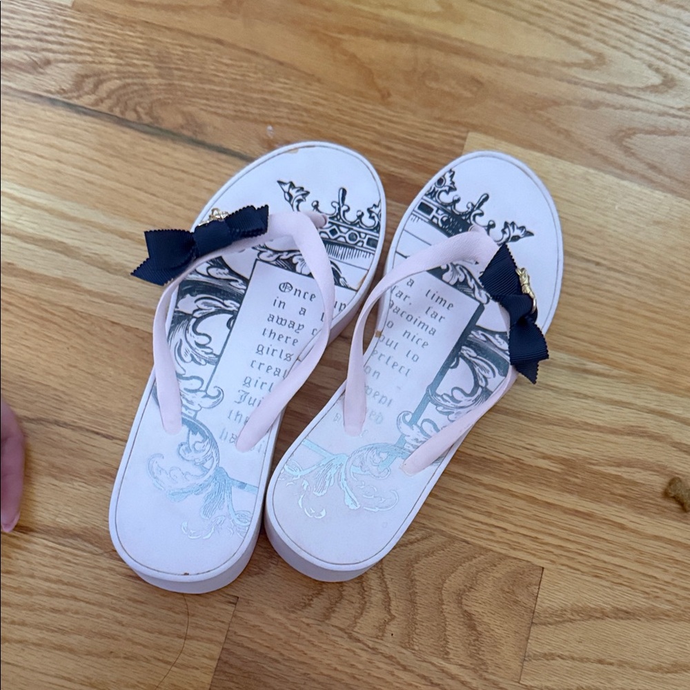 Elegant juicy couture Pink Flip-Flops with Bow Accent